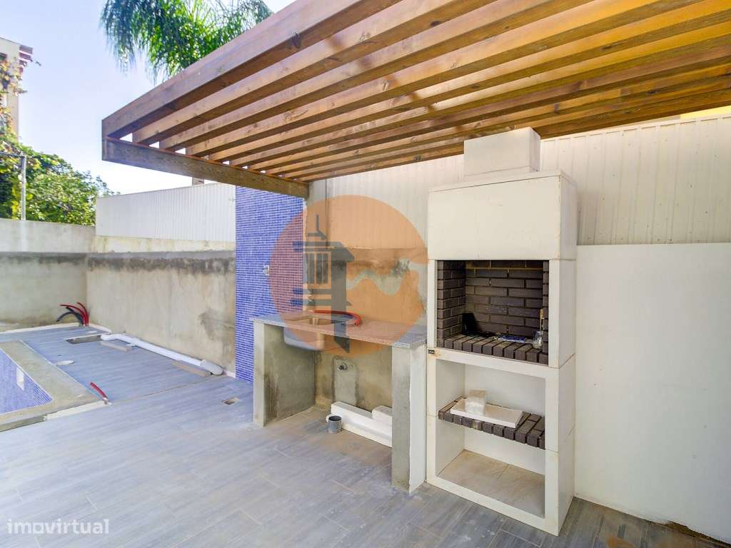 Moradia Isolada V4 com Piscina em Construção-9