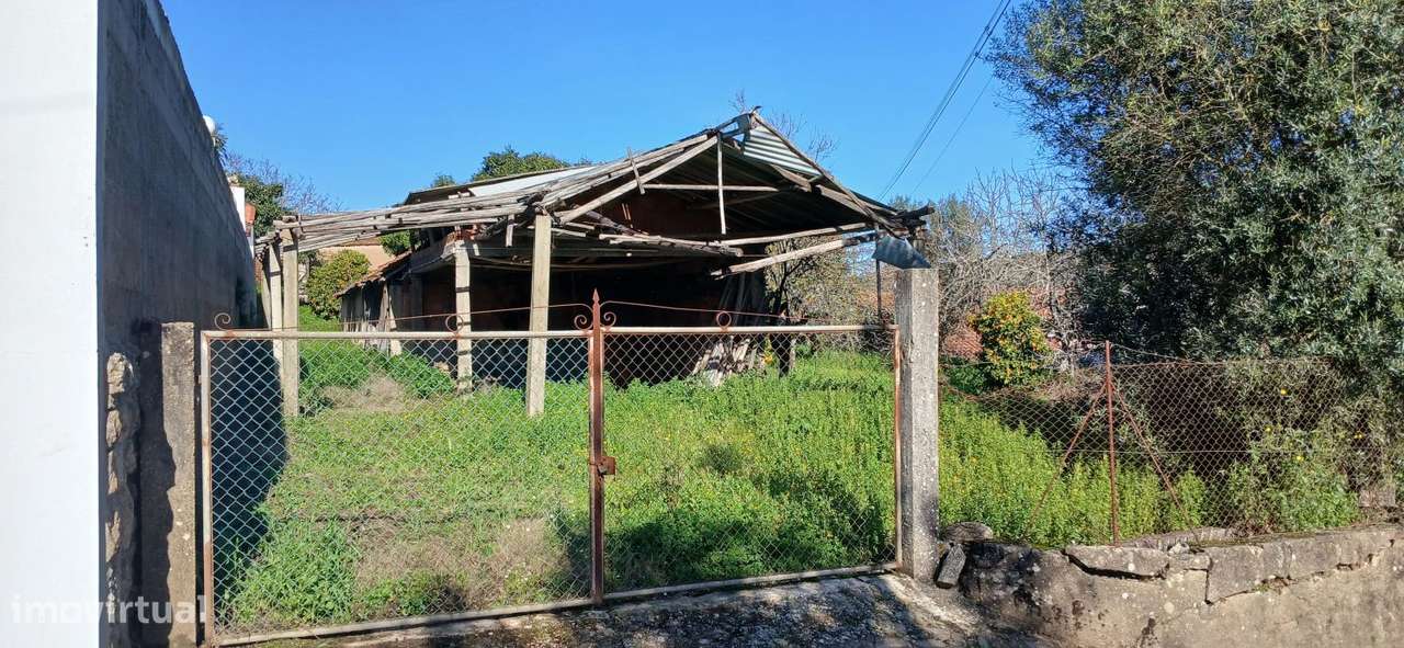 Quinta para restaurar na freguesia de Chãos-42