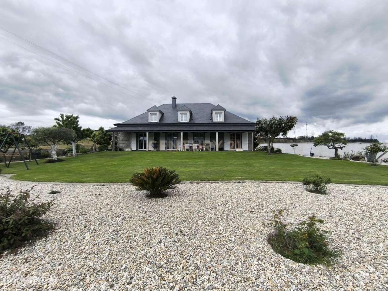 Magnífica casa com jardim de 2500 m2. A menos de 5 km do centro da cid - Grande imagem: 5/15