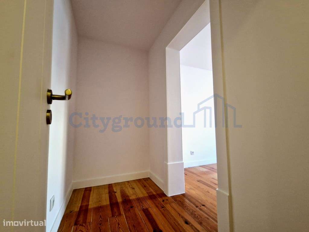 Apartamento T3 na Rua dos Fanqueiros, com vista para o Castelo de S...-12