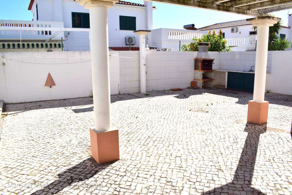 Moradia T3 com terraço e garagem em Manta Rota-6