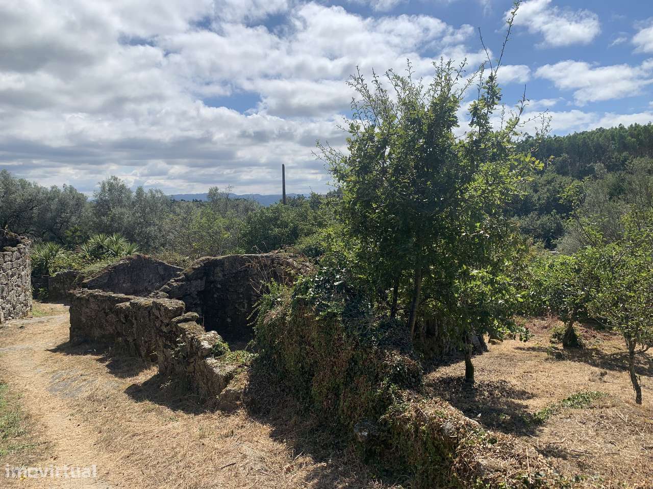 Terreno de 700m2 c/ Ruina-17