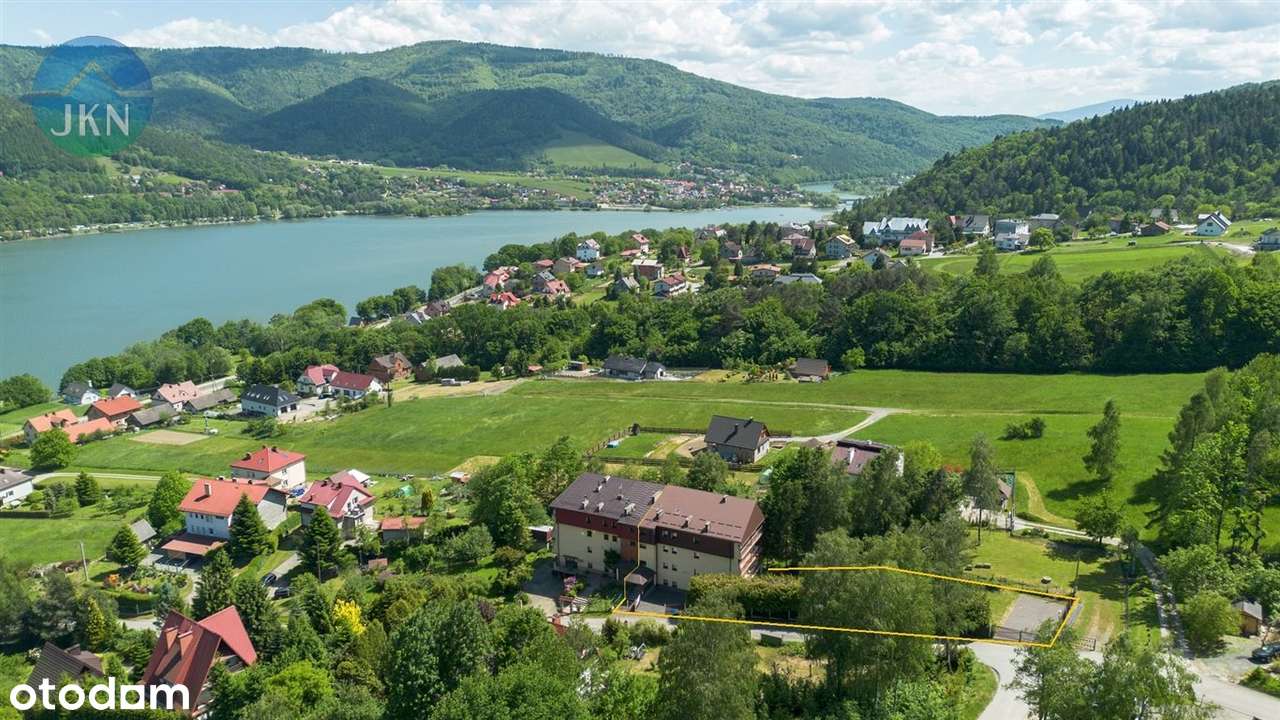 Wyremonotwany obiekt blisko jeziora