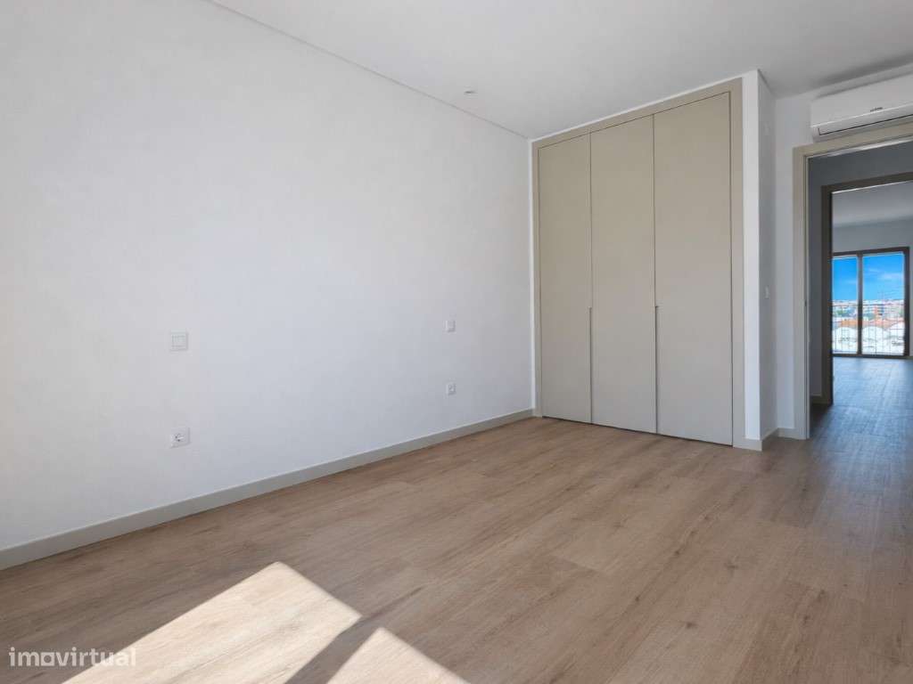 3 Quartos | 2 Varandas | 2 Lugares de Garagem | Elevador-8