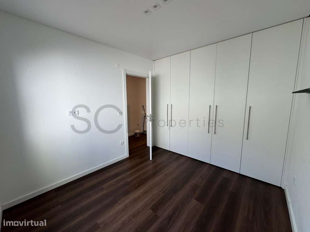 Apartamento T2 Centro de Almada Remodelado com Terraço-11