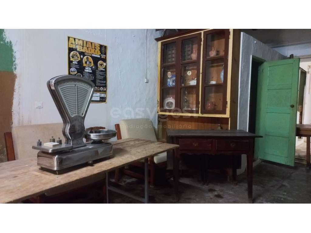 Moradia T2 para remodelar no Centro de Amiais de Baixo. - Grande imagem: 4/20