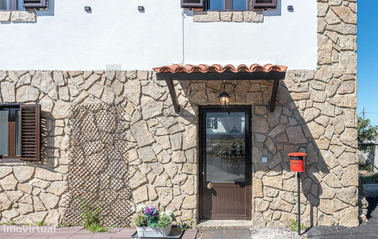 Moradia T2  com vista mar de r/c e 1º andar, renovada c/  bons acessos - Grande imagem: 2/34