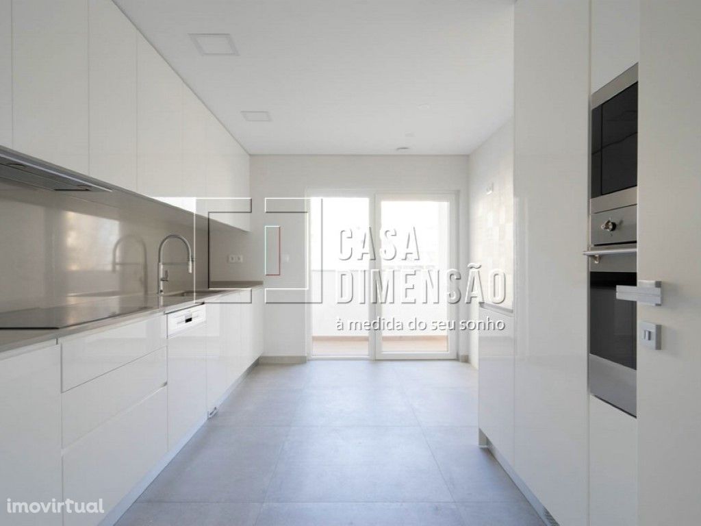 Apartamento de tipologia T3 novo com 134m2, com varandas,...