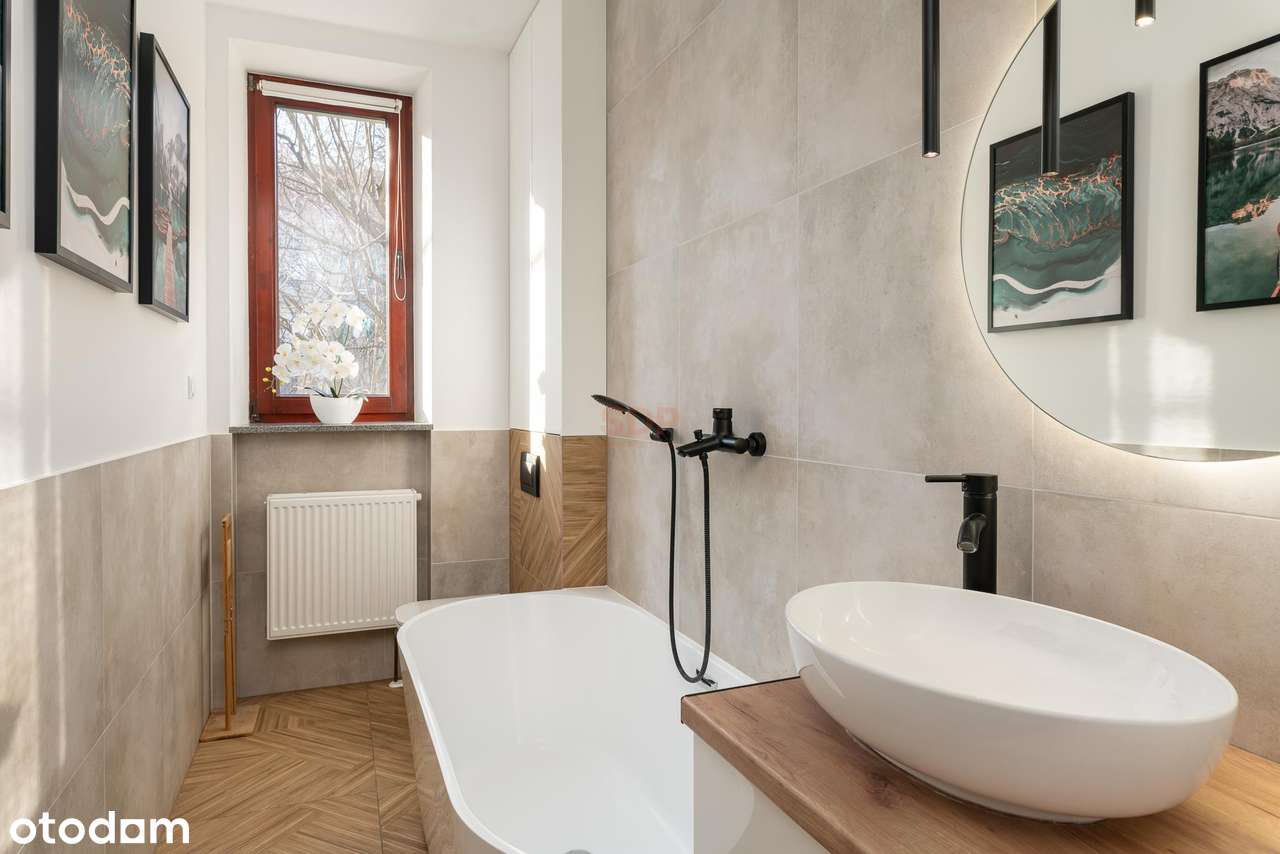 Widok z balkonu na zieleń patio. - Pełny obrazek: 5/9