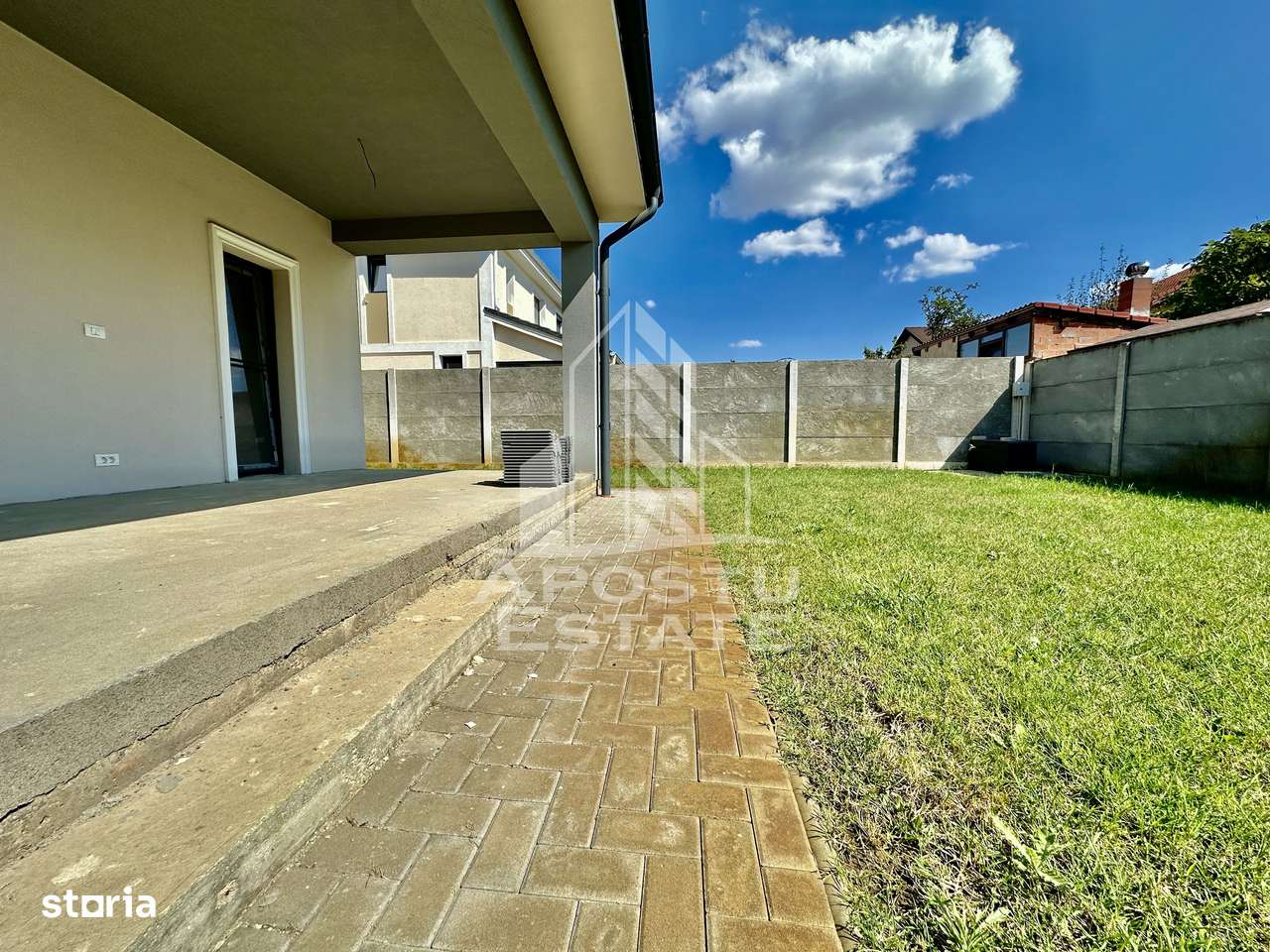 Duplex alipit cu 4 camere situat in vatra satului din Giroc - Imagine principală: 2/14