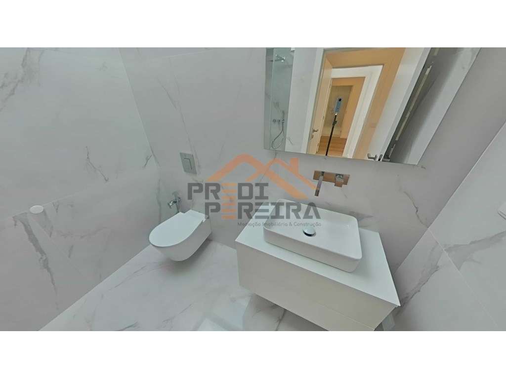 Moradia T4 em condomínio privado com piscina, no Fanqueiro em Loures-44