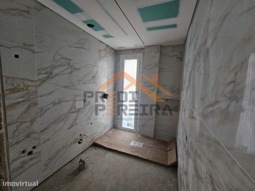 *Nova construção / Última fracção*

À procura de um apartamento T...-12