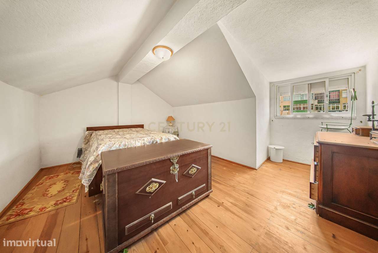 Moradia T4 com Churrasqueira, Jardim e Garagem – Excelente Exposição S-27