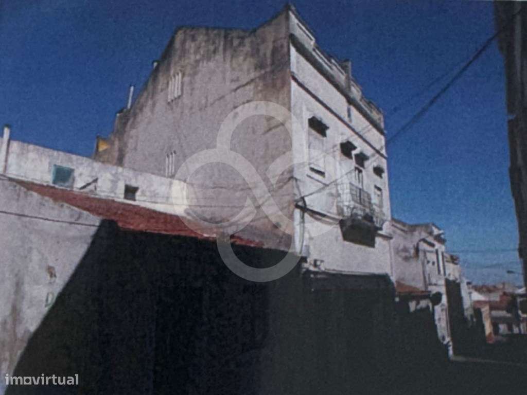 Prédio em propriedade total no centro de Vila Franca de Xira.-3