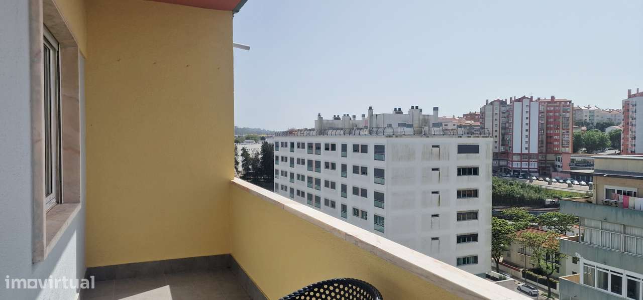 Apartamento T3 de Luxo e Modernidade no Coração de Benfica com Vista p-35