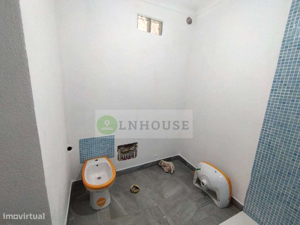Moradia térrea T2 em remodelação com garagem, pátios e horta, Odele...-12