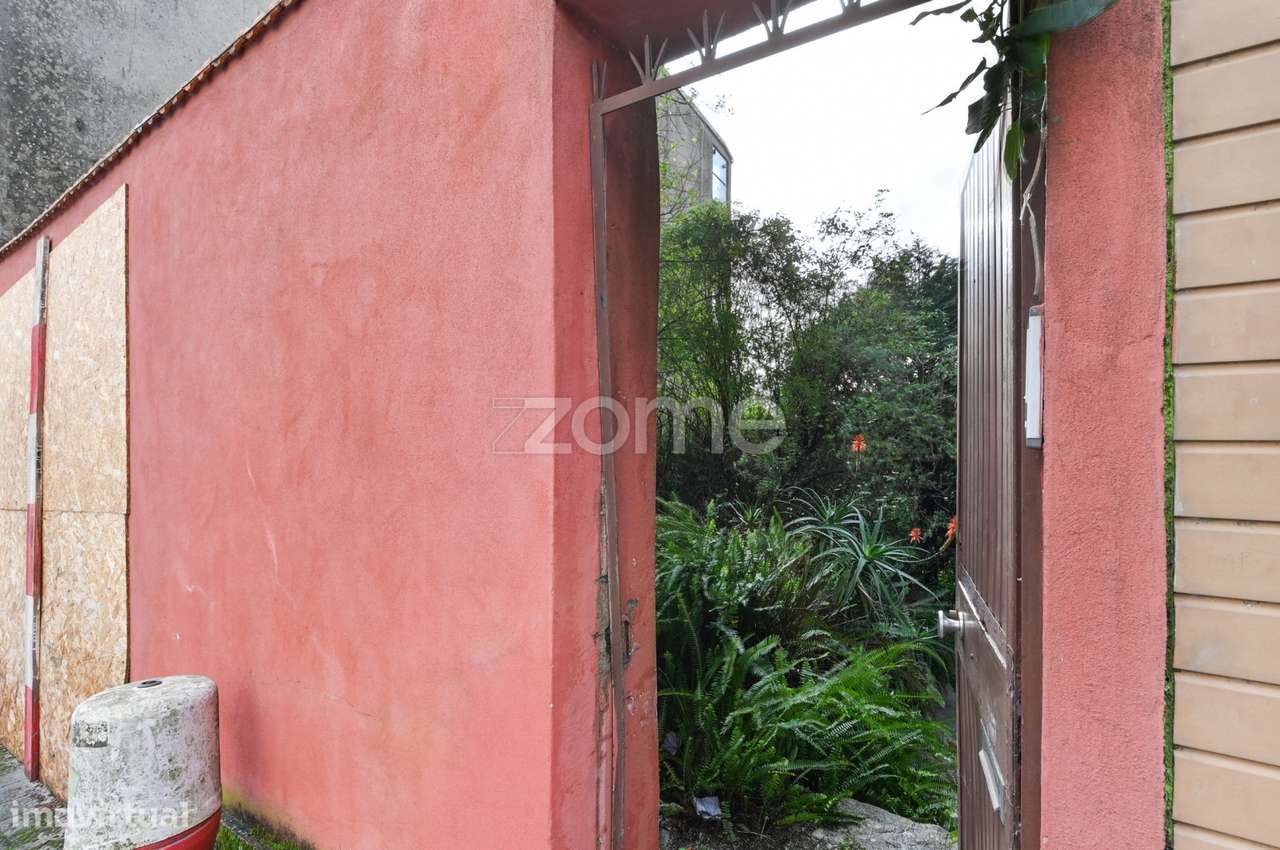 Moradia T2 com Jardim e Anexo para Remodelação Total | Bonfim, Porto - Grande imagem: 2/22