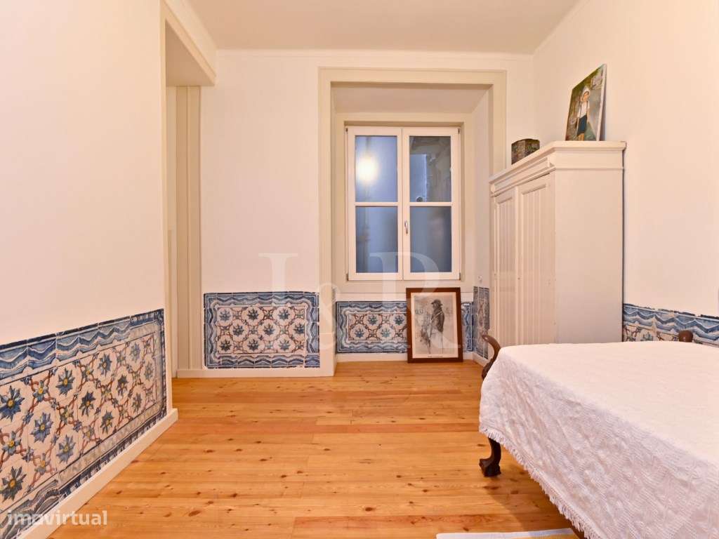 Apartamento T3 renovado no centro histórico de Lisboa-25