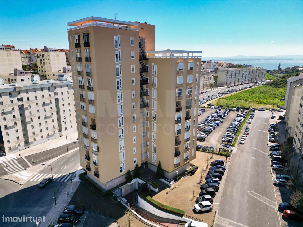 T2 Renovado com Vista Rio | Av. Mouzinho de Albuquerque - Grande imagem: 3/34