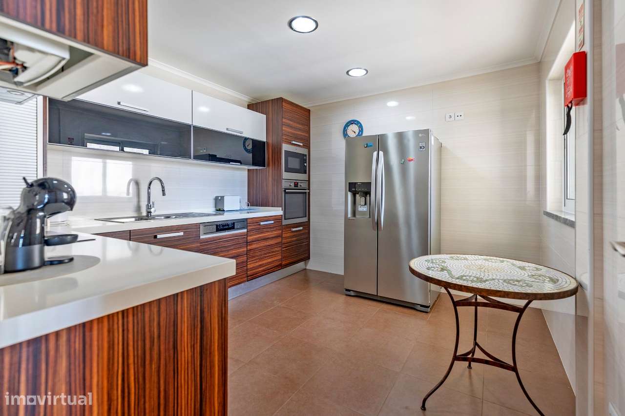 Moradia T3 piscina terraço vista mar e vila de Sesimbra-11