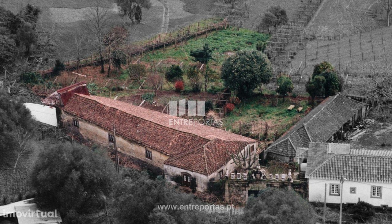 Venda de Moradia V4 para restauro em Ponte de Lima