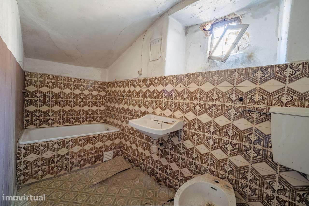 Edifício de Charme com Projecto de Recuperação - Almada-47