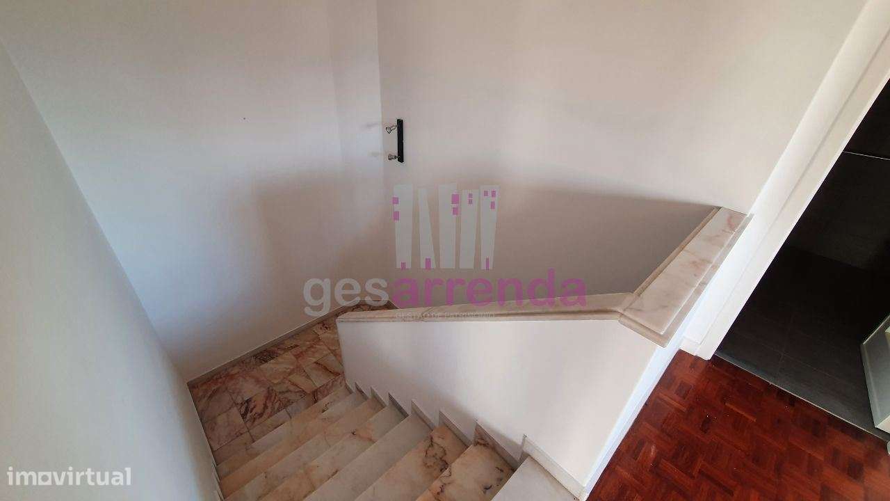 213R | Apartamento T2 duplex para arrendamento em Carcavelos - Grande imagem: 4/16