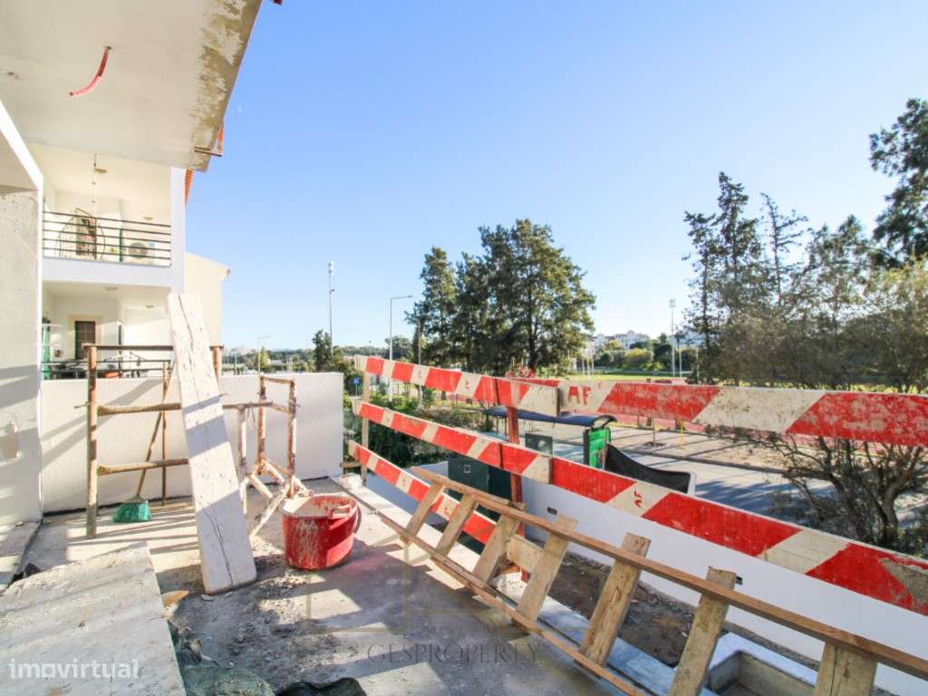 Moradia T4 Geminada com piscina na Sobreda-2