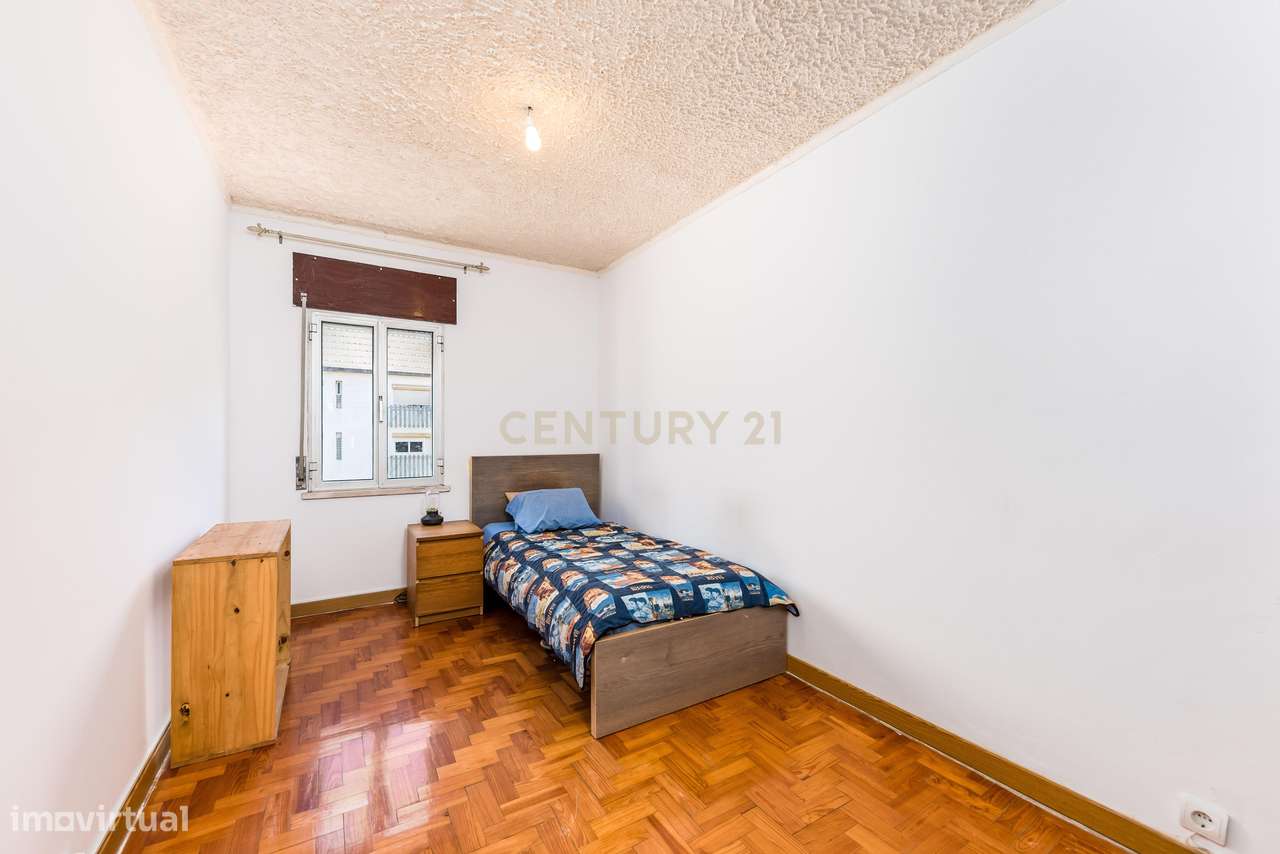 Apartamento T4 convertido em T3 | Mira-Sintra-16