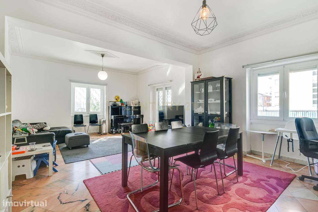 Terreno de 956m2 com duas moradias em Alcântara, Lisboa, uma T4 e T3-51