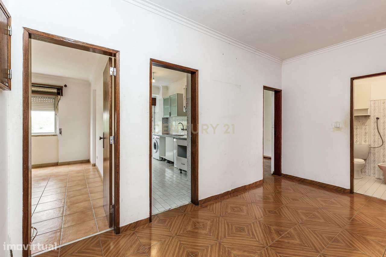 Apartamento T2 com Excelentes áeas | Para Remodelação-0