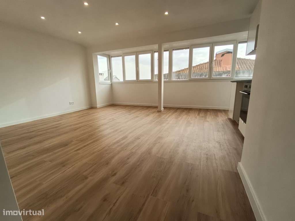Apartamento T2 Renovado no centro de Camarate, Loures-3