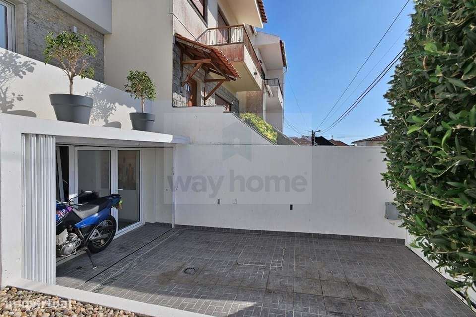 Moradia T3+1 | Sotão e Cave | Remodelada | Pátio Exterior | Amoreira |-33