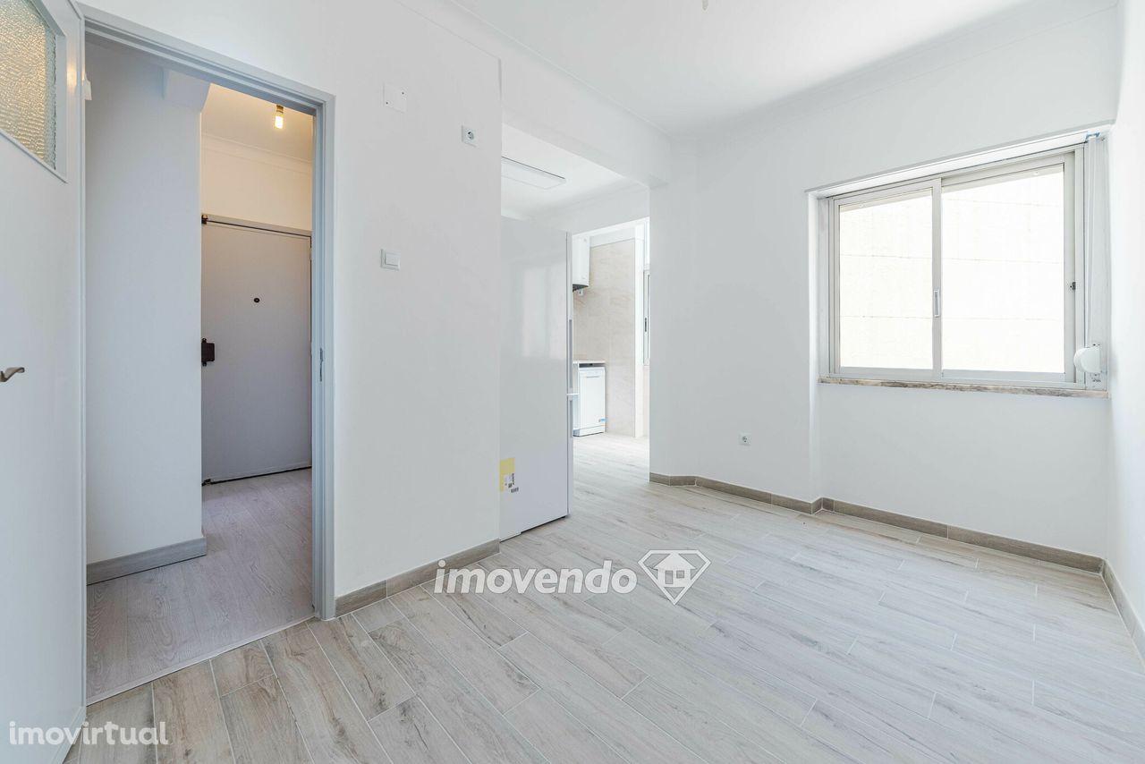 Apartamento T2 totalmente remodelado e com cozinha equipada, em Queluz