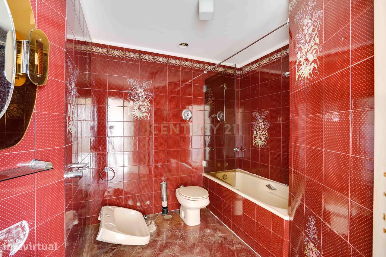 Moradia para remodelação total em Parede com Vista Panorâmica para o M-12