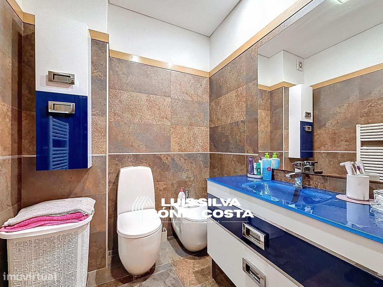 Moradia T4 Excelente Estado e Áreas | 2 Suites, Jacuzzi, Painéis...-29