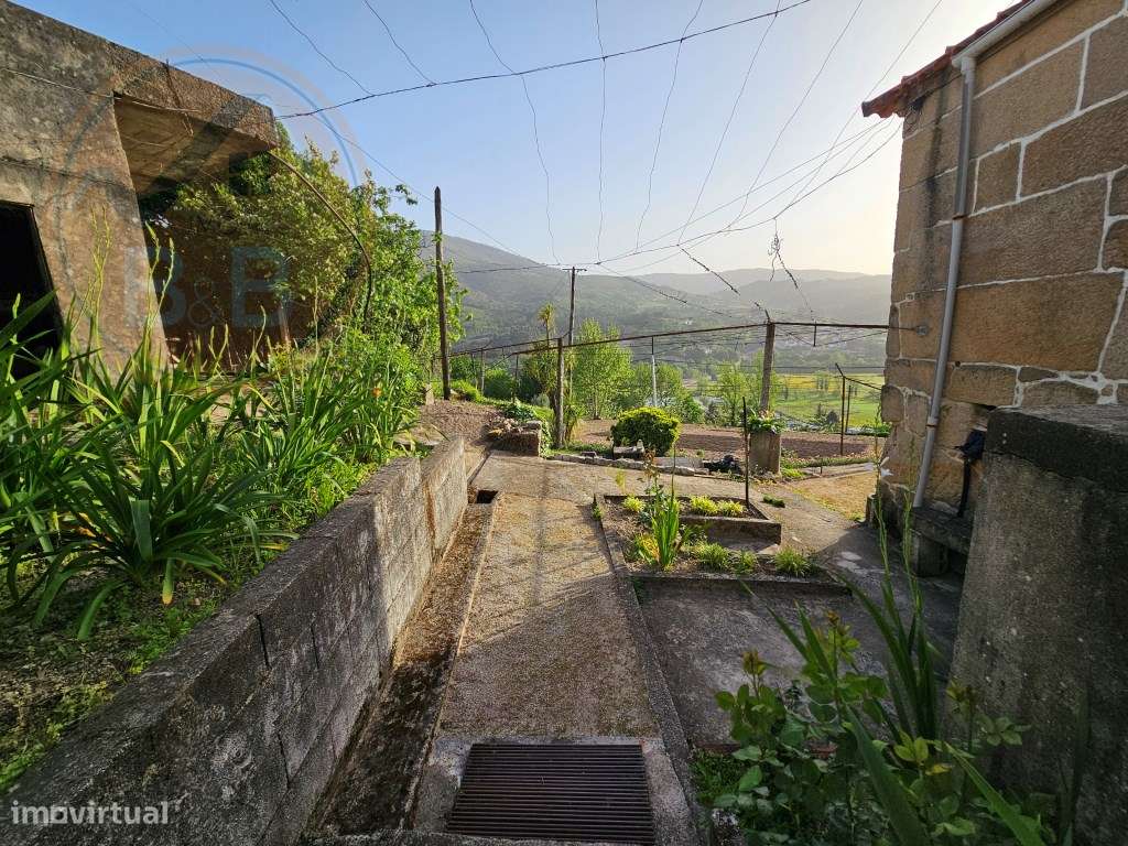 Moradia T4, em pedra, com terreno de 2.366 m² e Espigueiro datado d...-34