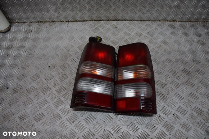 MITSUBISHI PAJERO JUNIOR LAMPA PRAWA LEWA TYŁ - 1