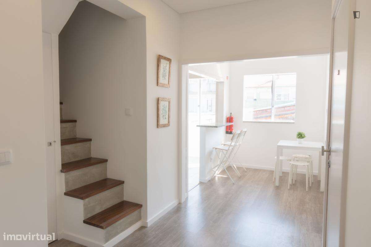 Quarto - localizado em Santa Marinha Porto - Grande imagem: 2/6