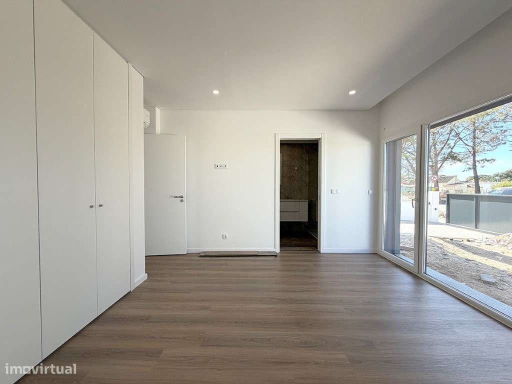 Moradia Moderna T3 à Venda com Piscina, a 10 Minutos da Praia-16