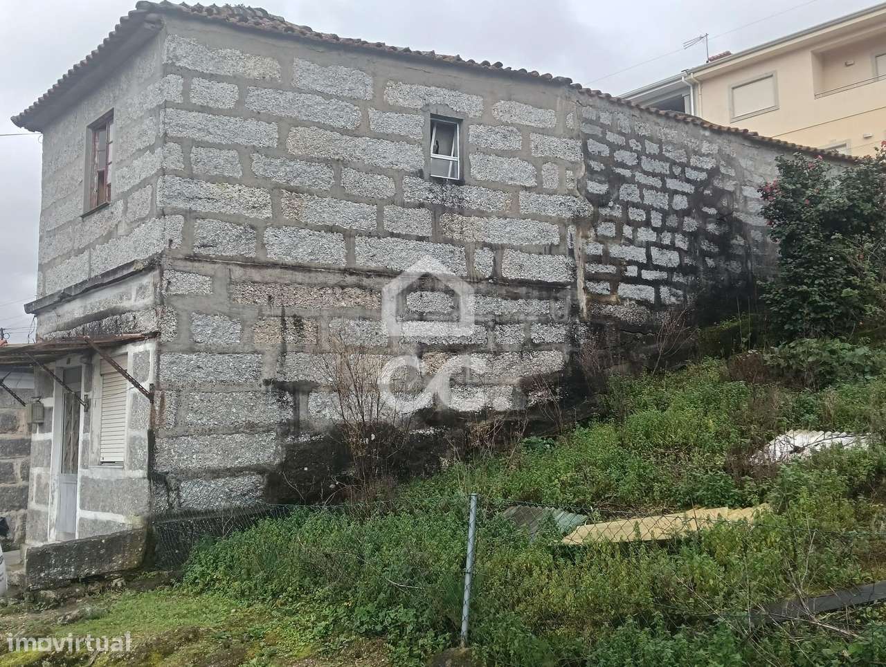 Moradia Bi-Familiar para Restauro em Selho São Cristóvão - Guimarães - Grande imagem: 5/13