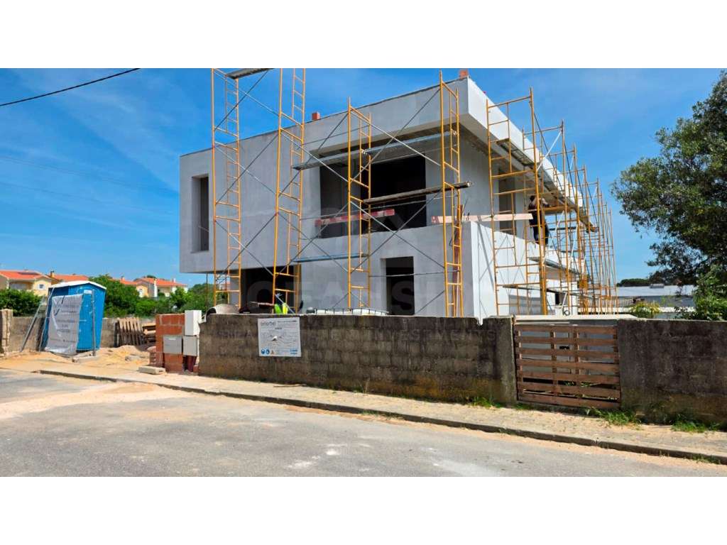 Moradia T4 com piscina, junto a Manique de cima-20