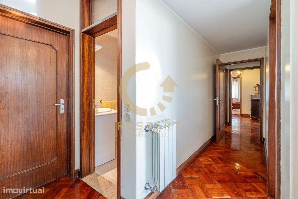 Moradia T5 com piscina e amplo terreno na Avenida de Francelos | Vila-35