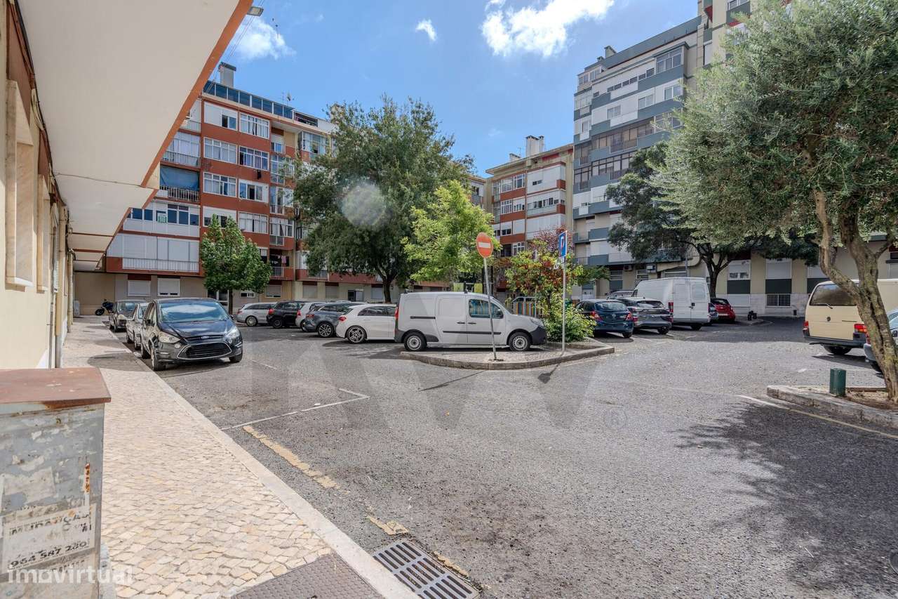 Luminoso Apartamento com Duas Frentes e Orientação Sul na Damaia – Pro-27
