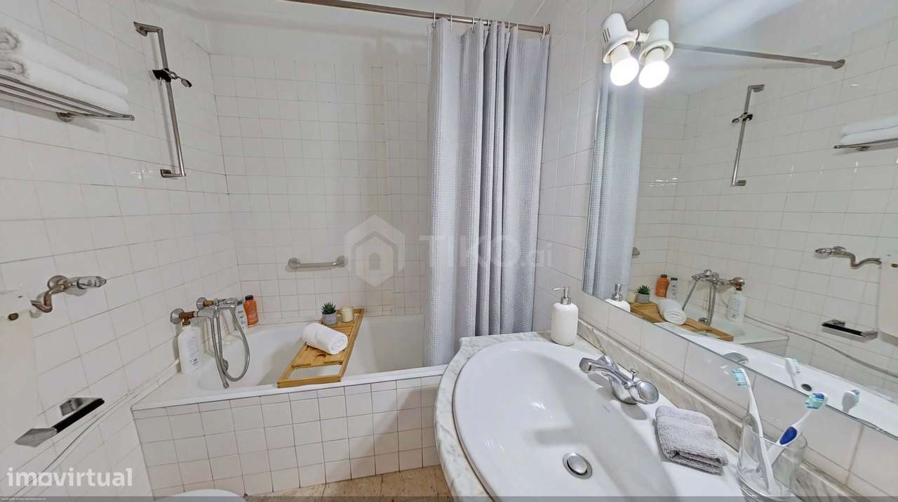 T4 COM 3 FRENTES SOLARES E ÁREAS ACIMA DA MÉDIA | METRO DE CHELAS-21