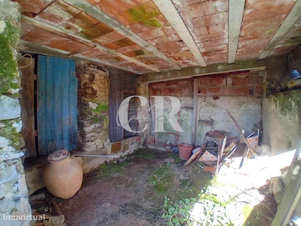 Moradia em pedra para renovação com terreno em Castanheira de Pera - Grande imagem: 4/38