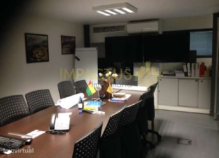 Loja de 800m2 com onze lugares de garagem - Grande imagem: 3/8