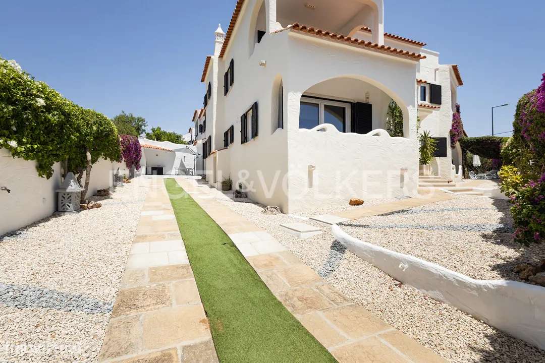 Espaçosa moradia em Porches a 300 metros da praia - Grande imagem: 4/53