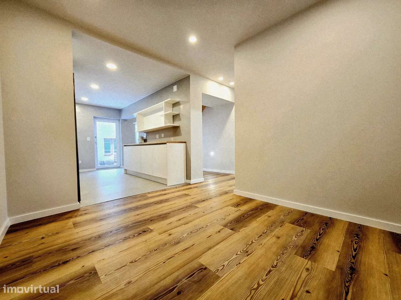 A casa onde o seu futuro começa – Moradia T3 remodelada, moderna e lum-16