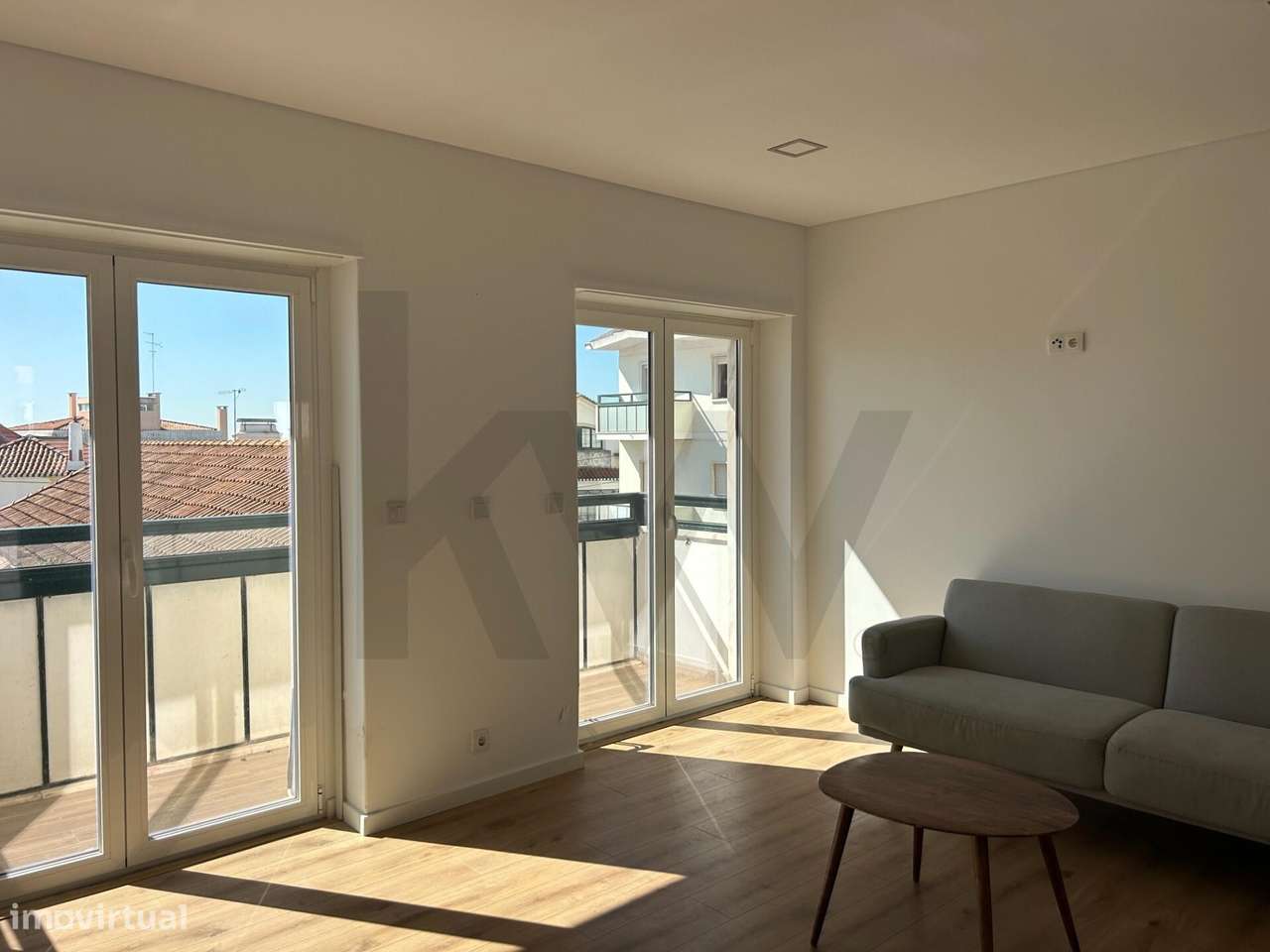 Apartamento T2 Remodelado com Varanda, Estoril – A Dois Passos do Mar - Grande imagem: 2/25